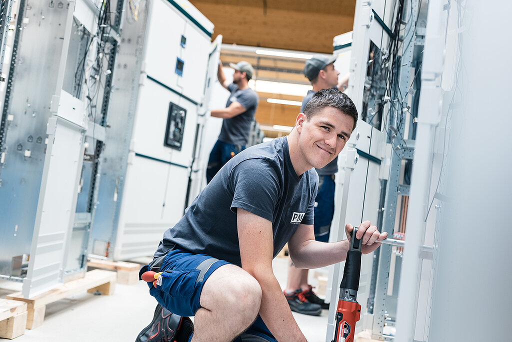 Mitarbeiter des PMS Competence Center Schaltanlagen GmbH bei der Arbeit