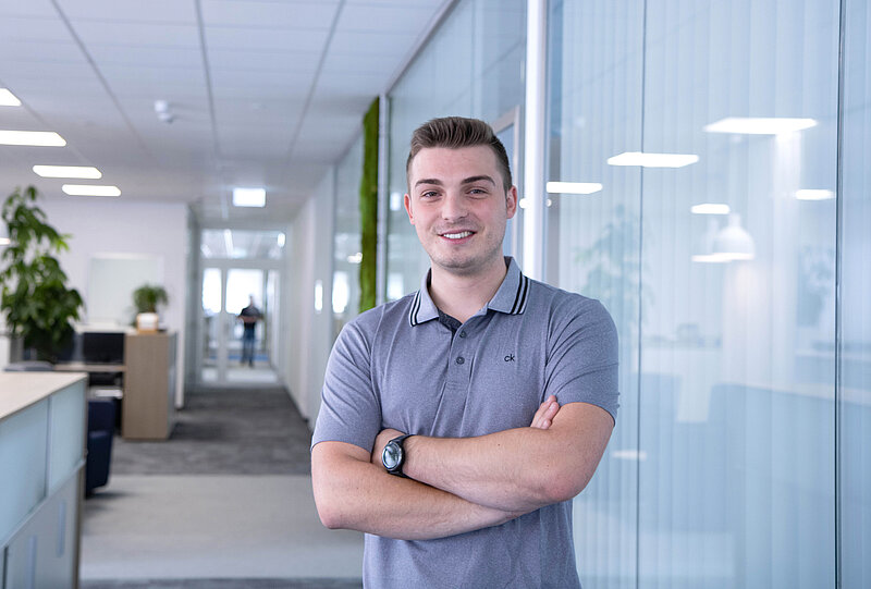 Manuel Pichler im Großraumbüro am Gang