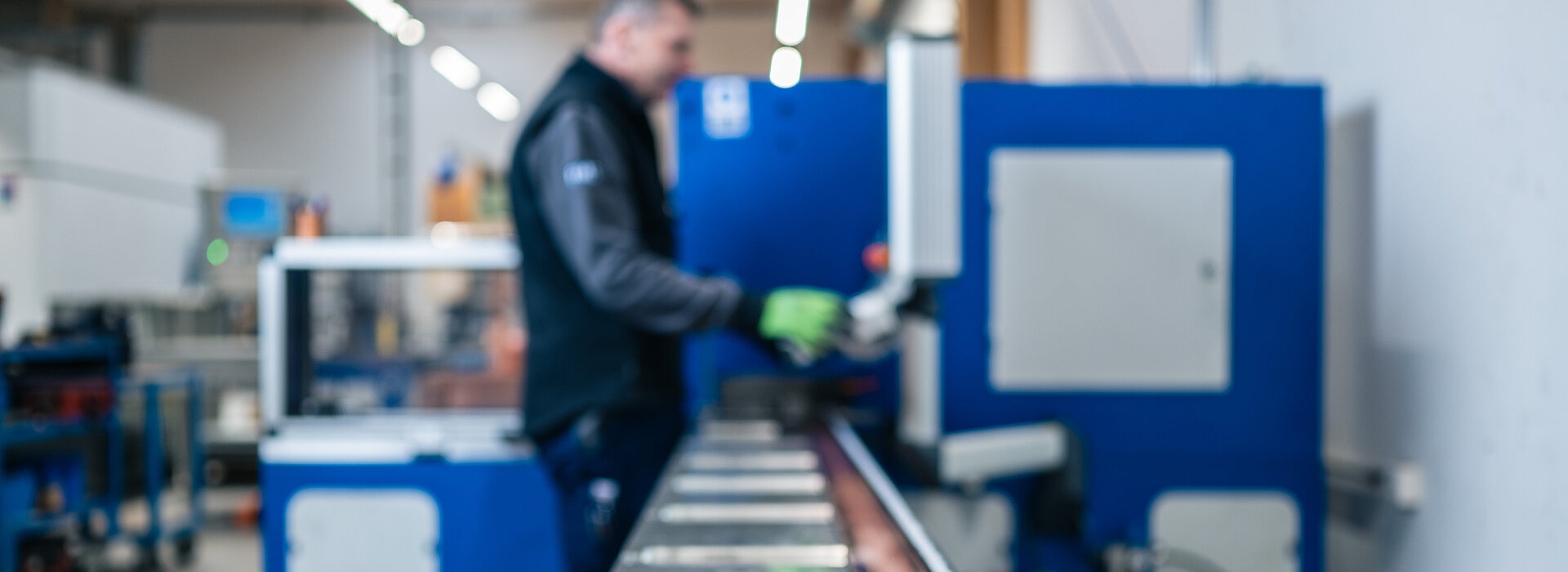 Mitarbeiter bei der Arbeit an der Kupferbearbeitungsmaschine in der mechanischen Fertigung