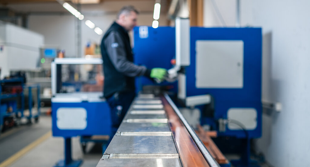 Mitarbeiter bei der Arbeit an der Kupferbearbeitungsmaschine in der mechanischen Fertigung