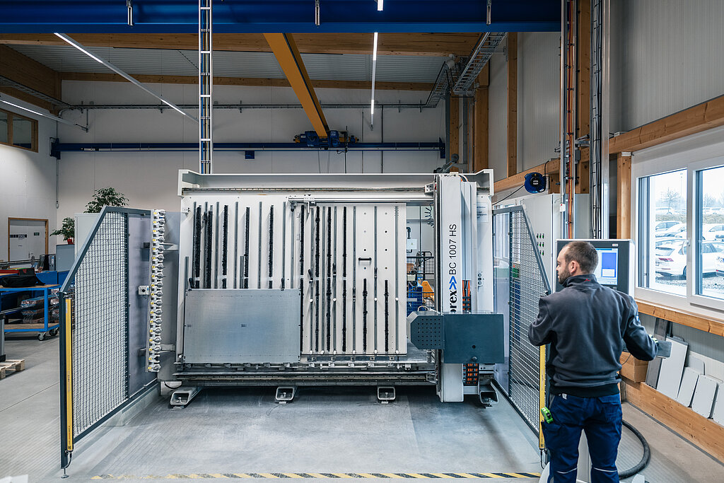 Mitarbeiter bei der Prototypen- und Serienfertigung