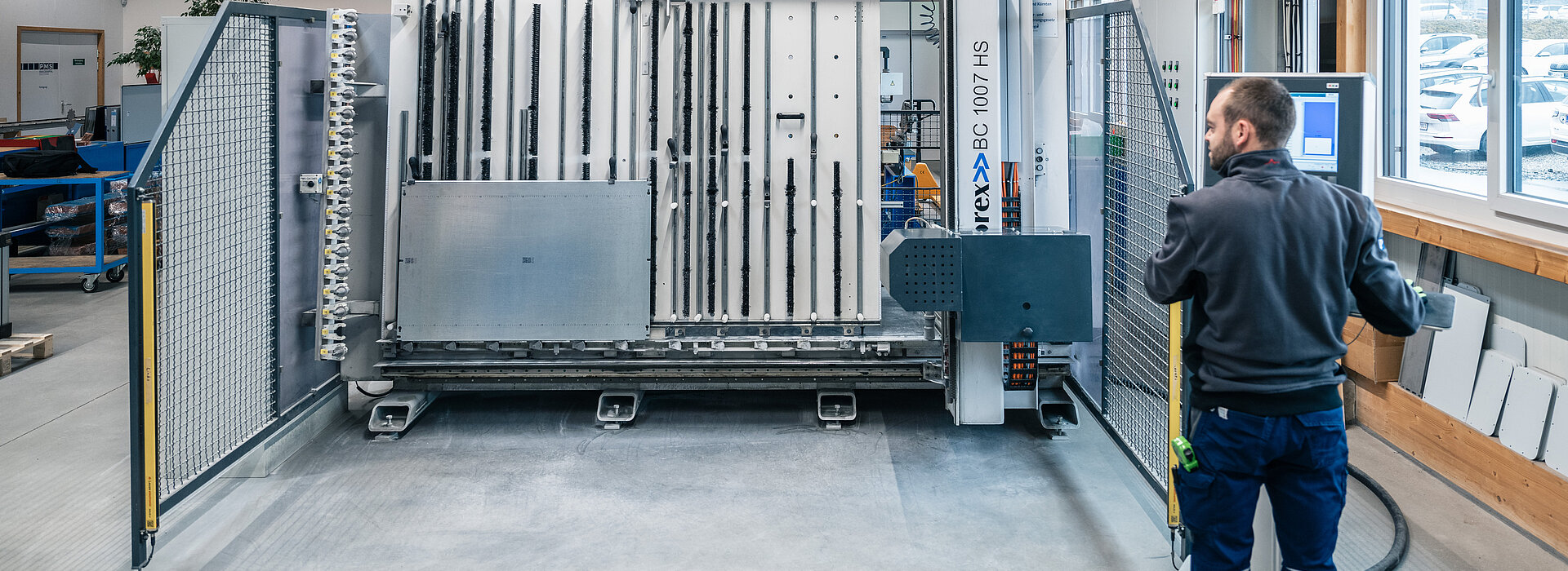 Mitarbeiter in der mechanischen Fertigung beim Bedienen des Fräsbearbeitungscenters