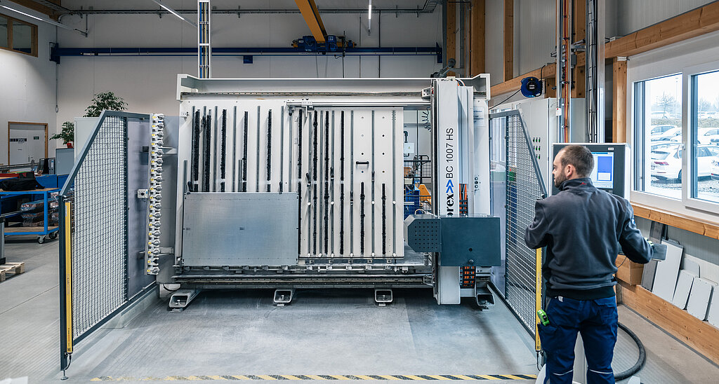 Mitarbeiter in der mechanischen Fertigung beim Bedienen des Fräsbearbeitungscenters