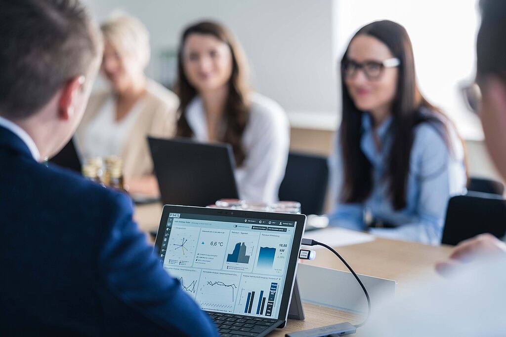 Mitarbeiter und Mitarbeiterinnen der PMS Digital Solutions GmbH im Meeting