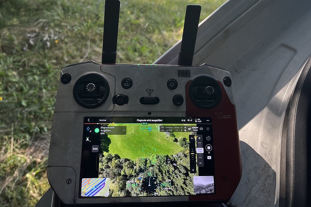 Kamerabild am Steuergeräte einer Drohne zeigt ein Wald- und Wiesengebiet