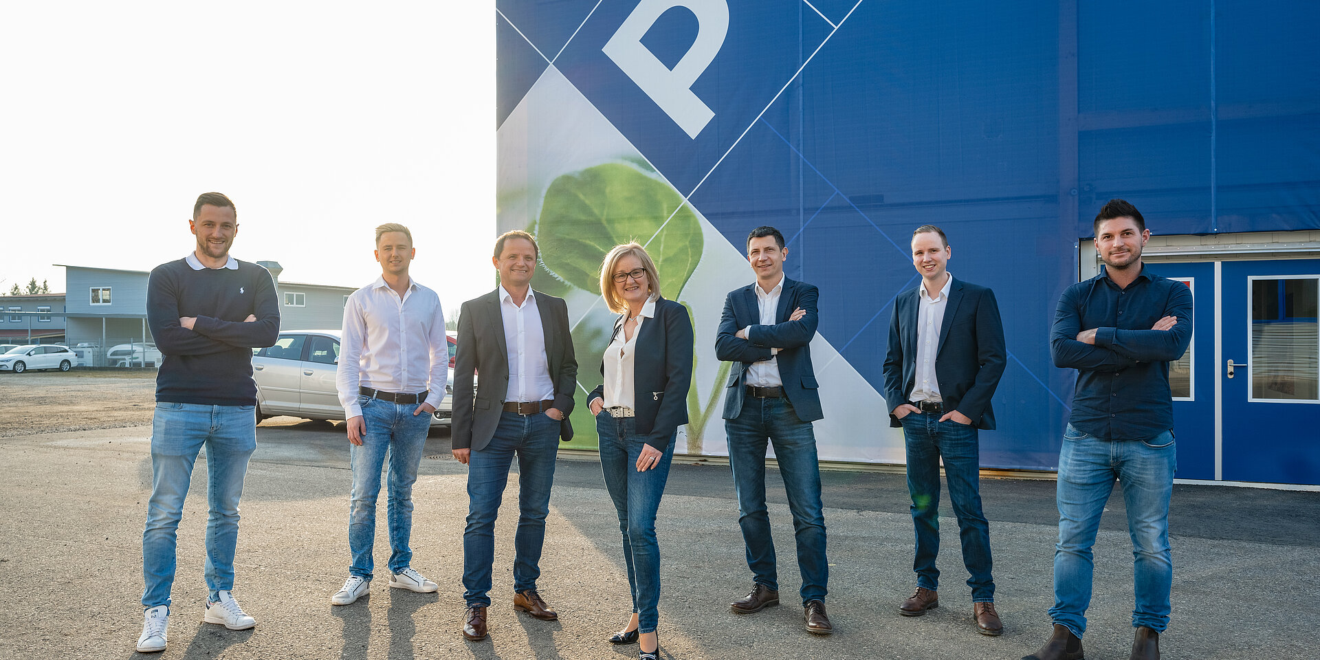 Ein Teil des Teams der PMS Alternative Energie Systeme vor dem Bürogebäude