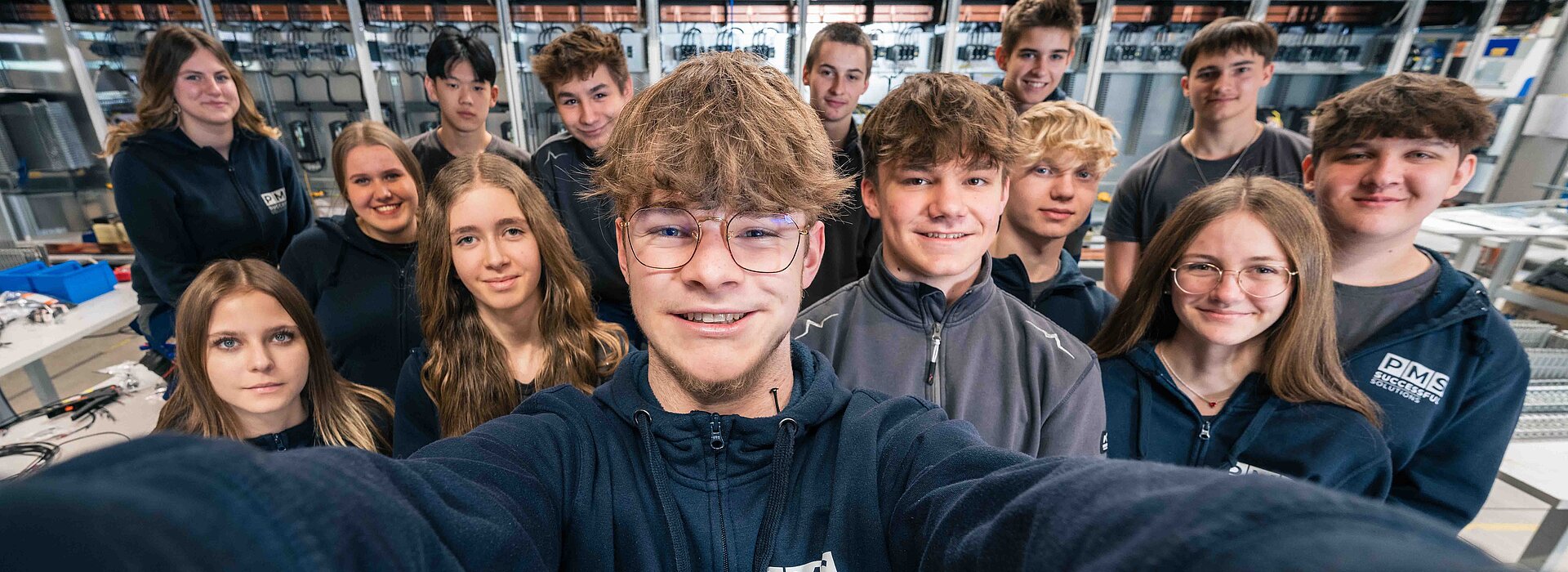 14 PMS Lehrlinge machen ein Selfie von sich in der Fertigung