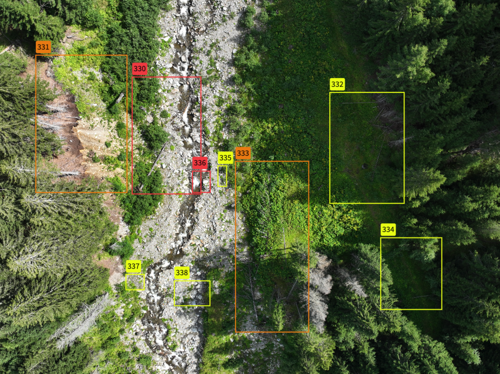 Wildbach und Waldlandschaft von oben mit eingezeichneten Katasterplänen