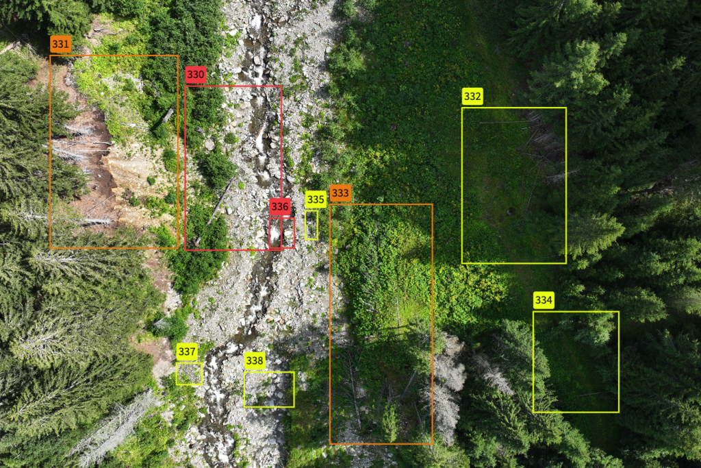 Wildbach und Waldlandschaft von oben mit eingezeichneten Katasterplänen