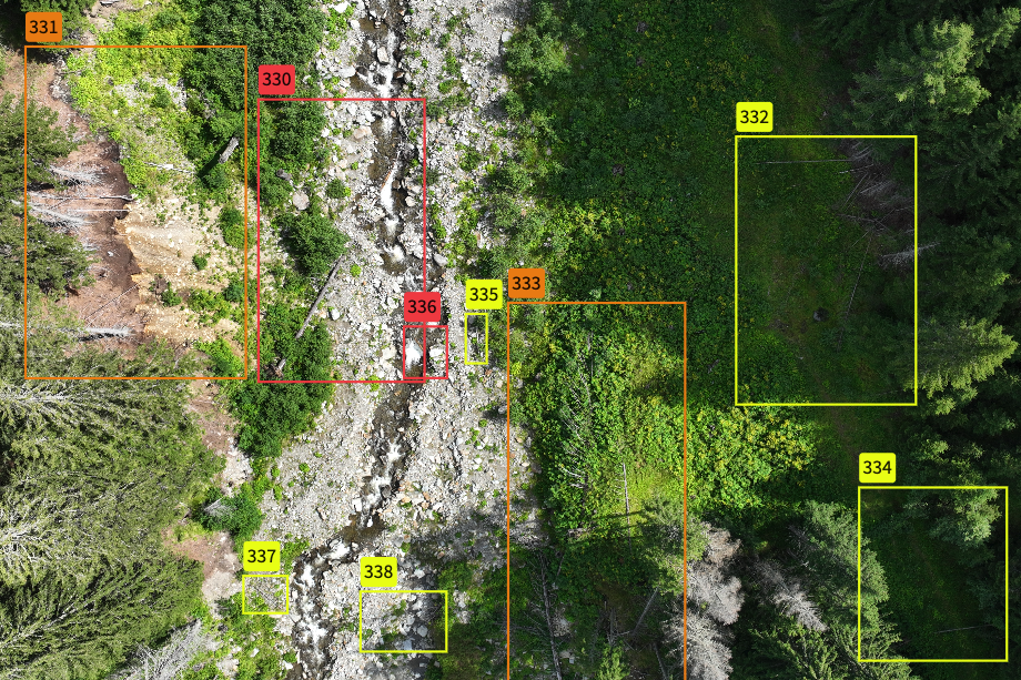 Wildbach und Waldlandschaft von oben mit eingezeichneten Katasterplänen