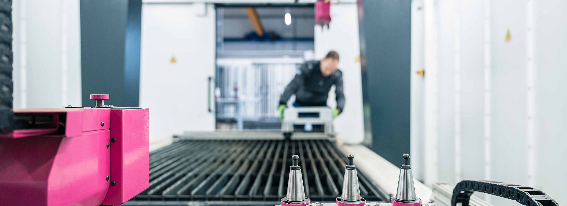 Das Innere eines Perforex Lasercenters , im Hintergrund ein Mitarbeiter, der die Maschine einrichtet