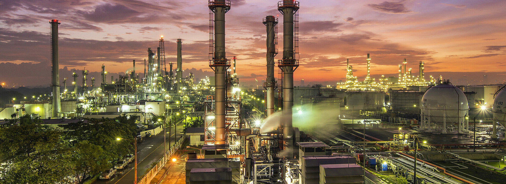 Industrieanlage mit vielen Schornsteinen in einer schönen Abendstimmung