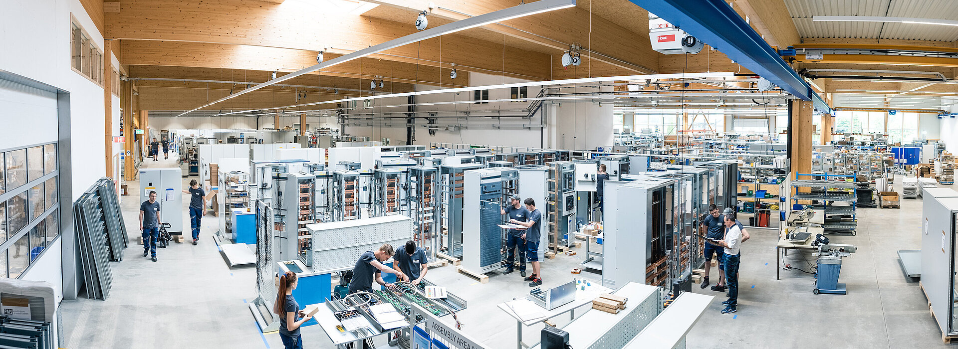 Mitarbeiter der PMS Competence Center Schaltanlagen GmbH bei der Arbeit in der Halle