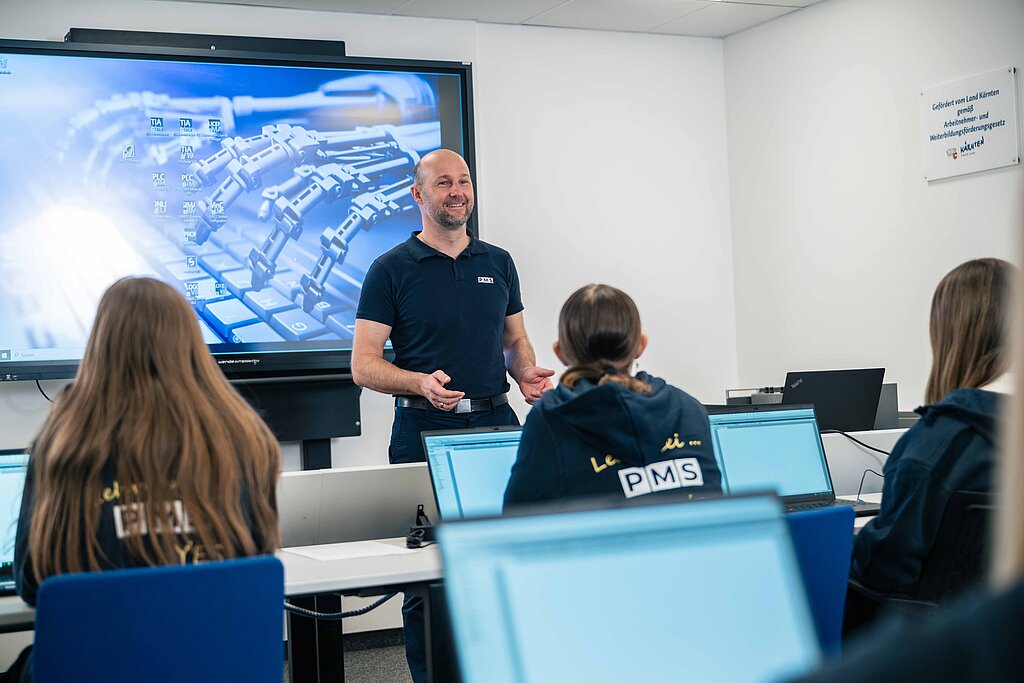 Ein Lehrlingsausbilder beim Unterricht mit Lehrlingen in der Lehrwerkstatt