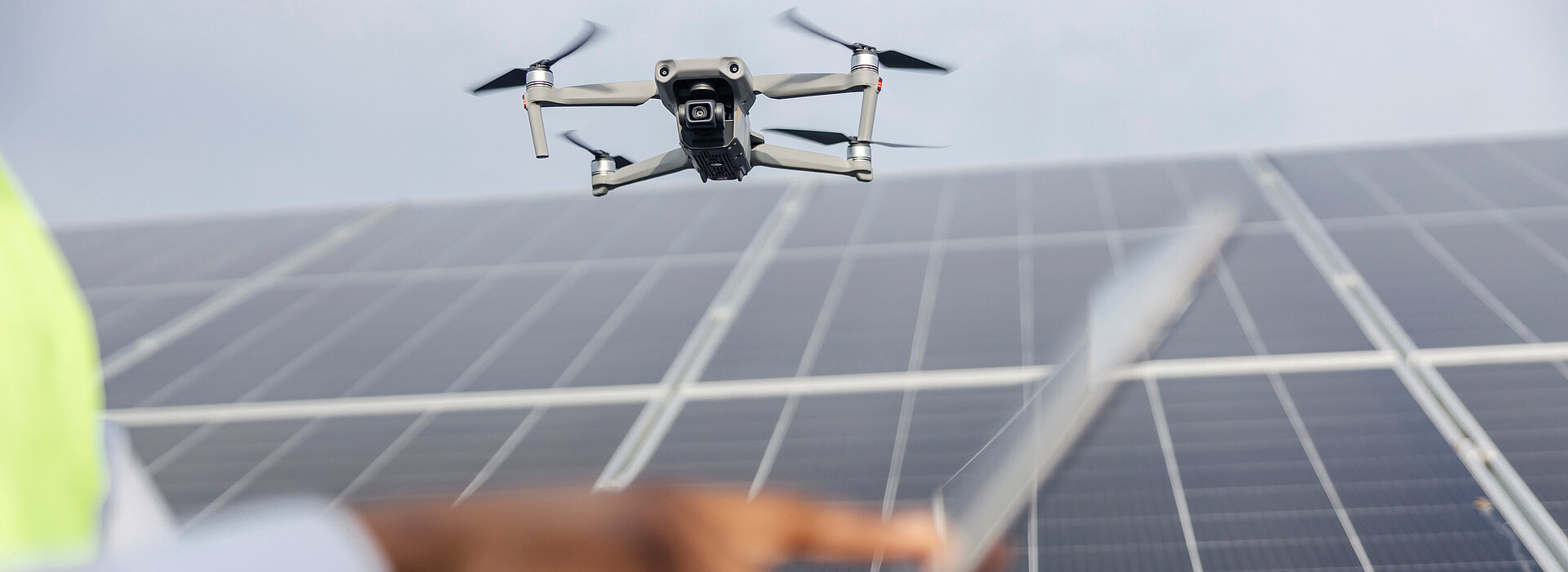 Steuerung einer Drohne mittels Tablett über einer PV-Anlage 