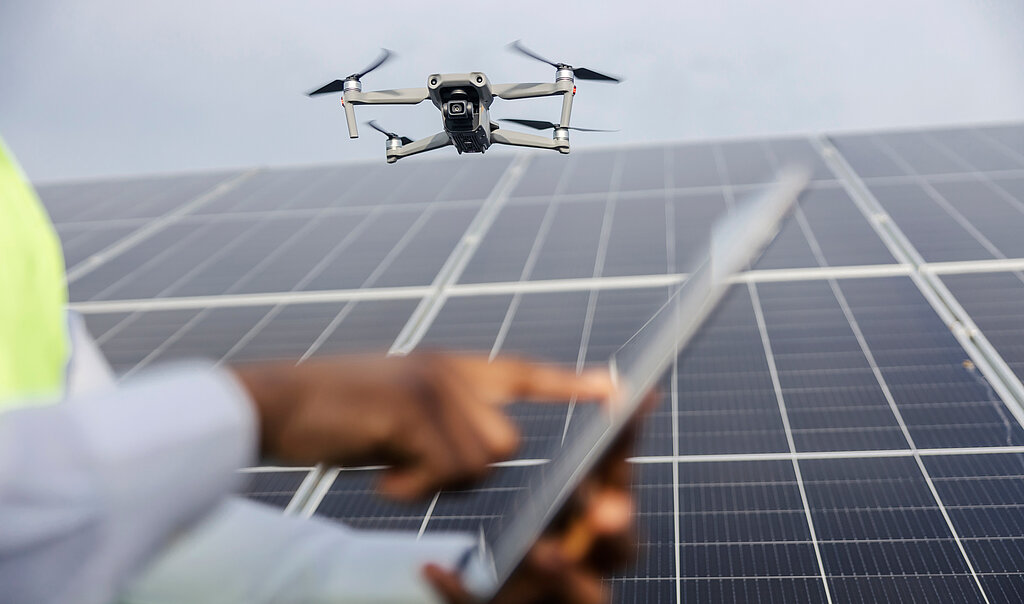 Steuerung einer Drohne mittels Tablett über einer PV-Anlage 