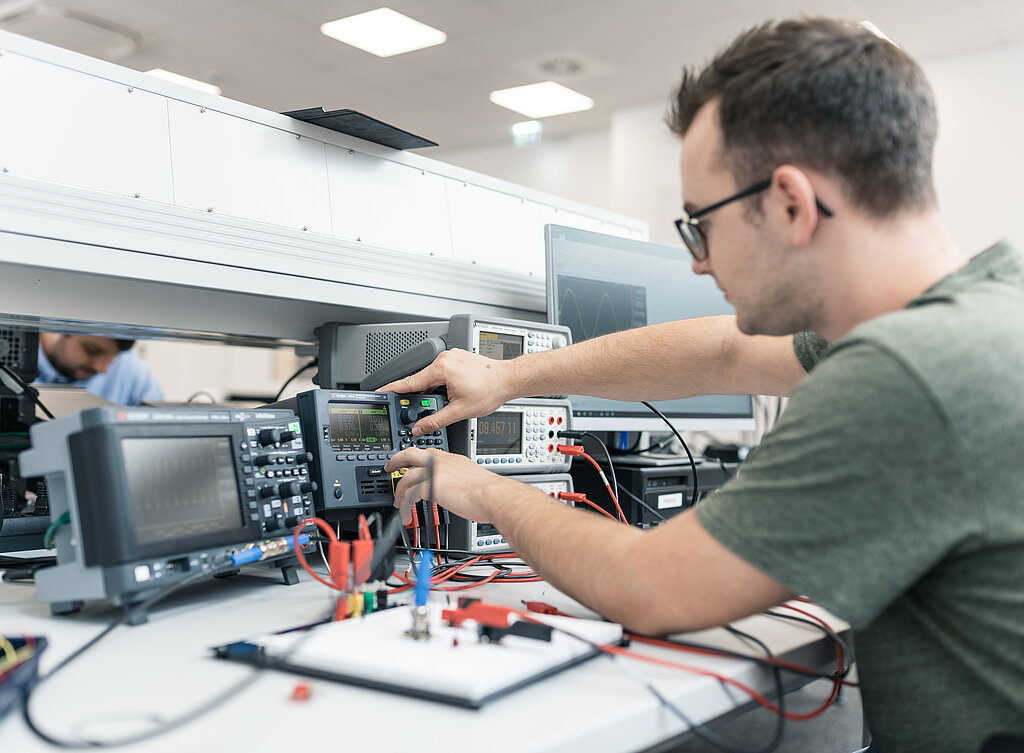 Ein Student beim Stecken von Kabeln im Labor der FH Kärnten in den Räumen am PMS Standort in St. Stefan im Lavanttal