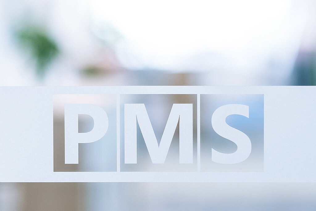 PMS Logo auf Glastür