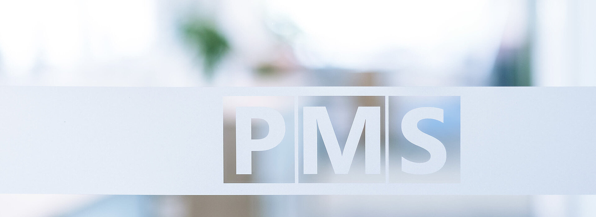 PMS Logo auf Glastür
