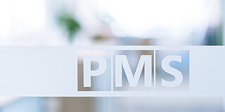 PMS Logo auf Glastür