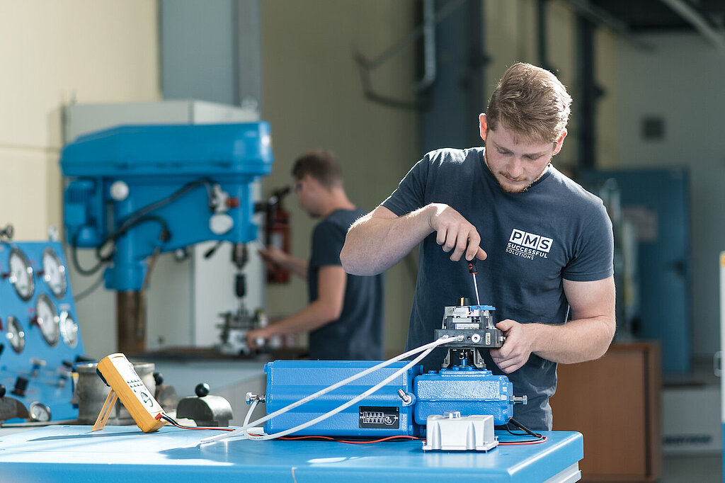 PMS ValveTec Mitarbeiter in der Werkstatt beim Servicieren eines Ventils am HQ in St. Stefan im Lavanttal