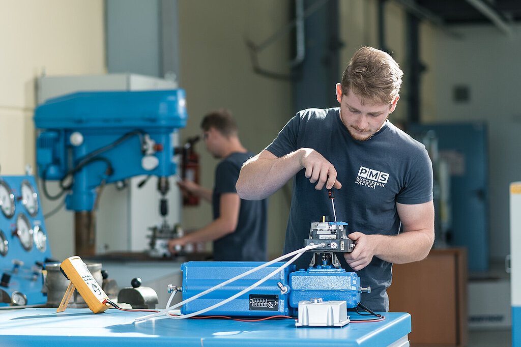 PMS ValveTec Mitarbeiter in der Werkstatt beim Servicieren eines Ventils am HQ in St. Stefan im Lavanttal