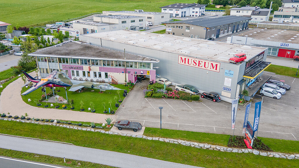 Luftbild des Bürogebäudes und der Halle der PMS Niederlassung in Koppl bei Salzburg