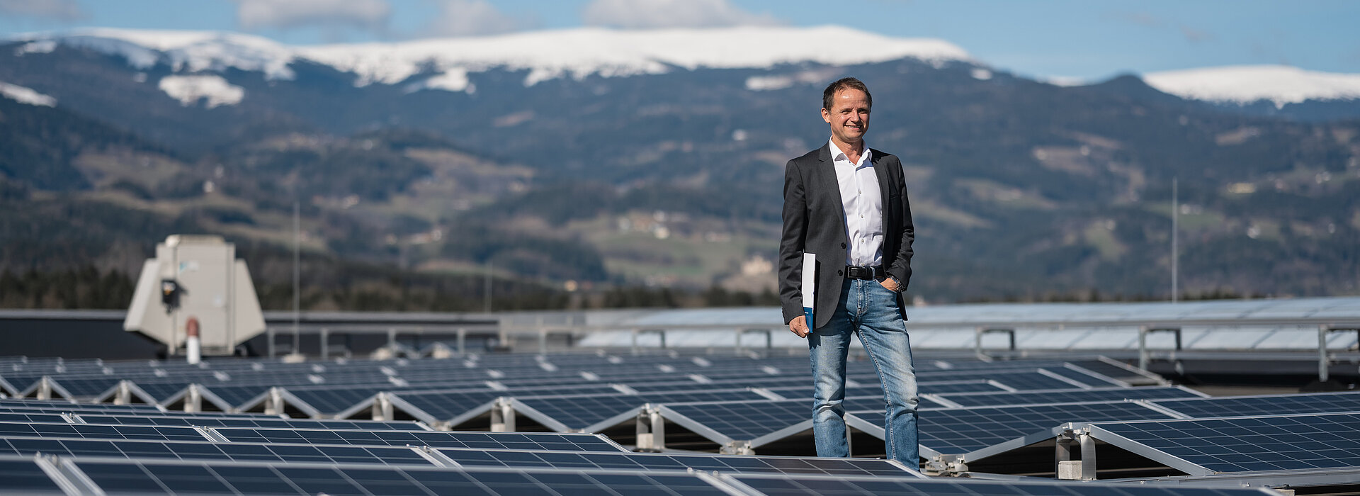 Kurt Schmerlaib der Geschäftsführer der PMS Alternatve Energie Systeme auf dem Hallendach vor der PV Anlage des Unternehmens