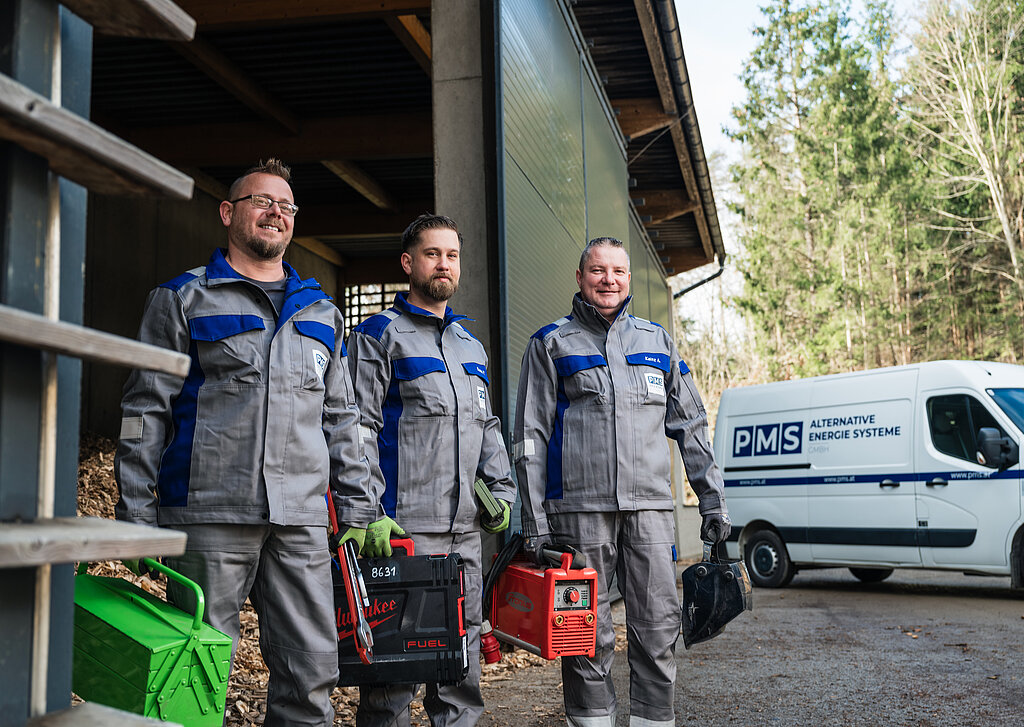 Mitarbeiter des Service-Teams der PMS Alternative Energie Systeme GmbH bei der Arbeit