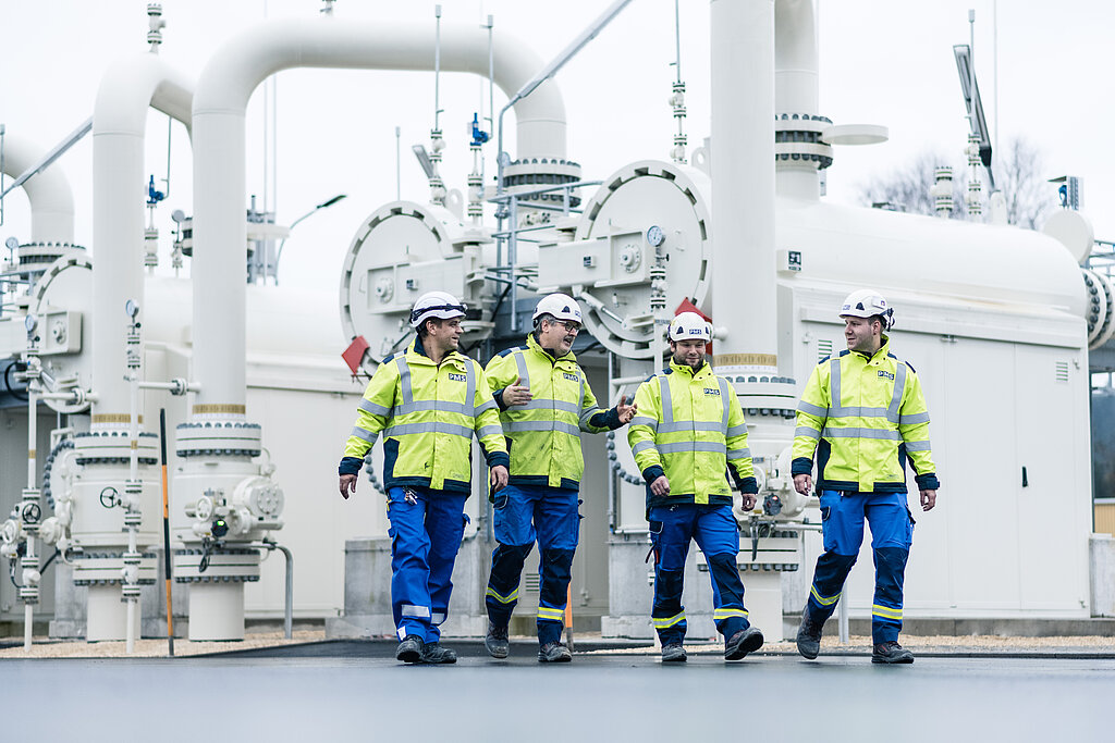 Mitarbeiter der PMS Elektro- & Automationstechnik bei der Arbeit