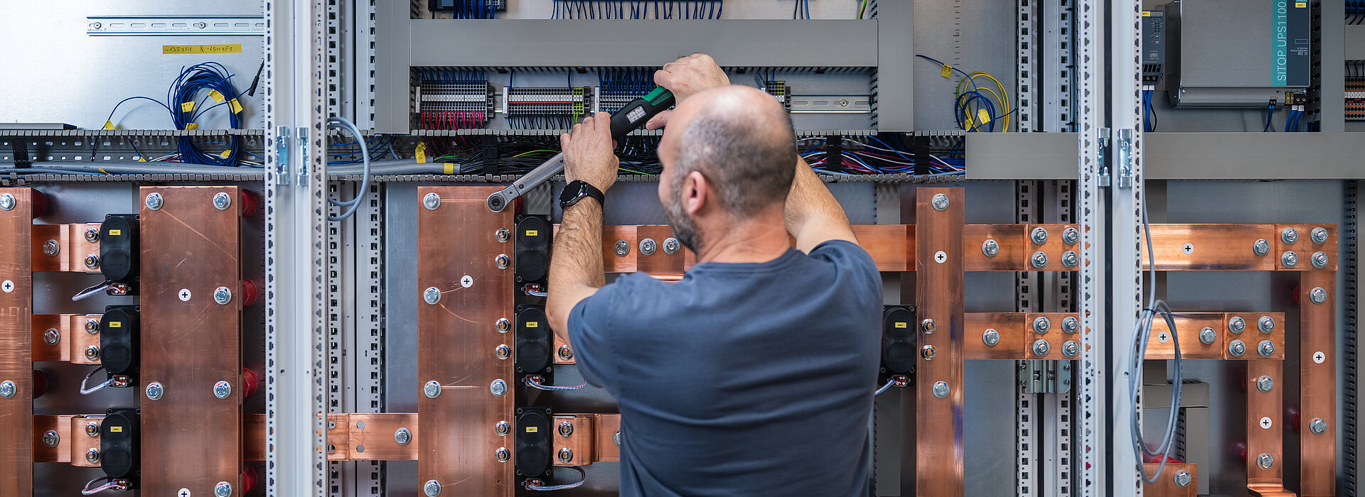 Mitarbeiter der PSI Powerful Solutions International GmbH bei der Arbeit